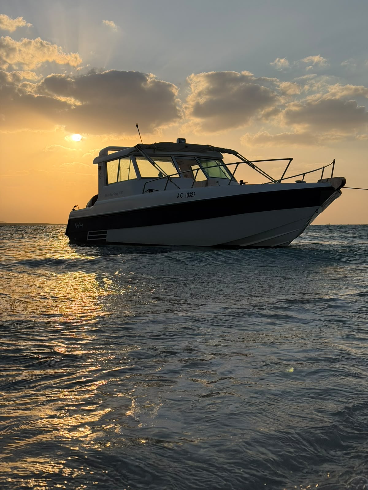 Private 33 ft boat for New Year's Eve in Abu Dhabi on calm water